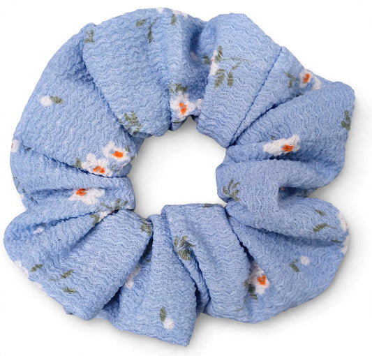 Scrunchie Azul Cielo con Florecitas | Accesorio Verano