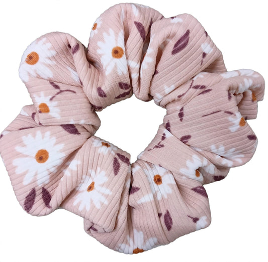 Scrunchie Rosa con Flores Blancas | Margaritas Nude